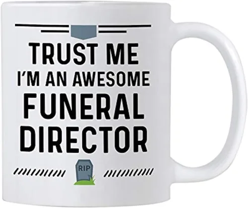 Casitika Regalos morticianos. Taza de café de cerámica divertida de director funerario de 11 onzas. Confía en mí, soy un director funerario