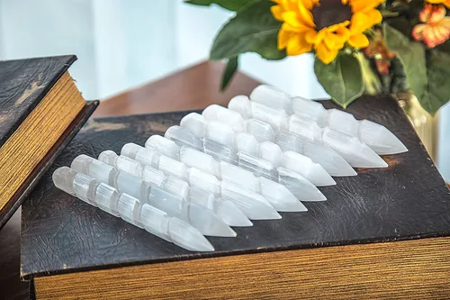 Miniatura 9 de JIC Gem Varitas redondas de selenita, 10 piezas de piedra de cristal áspero natural, para sanación de chakras Reiki, decoración del hogar, 5.5-5.9 in