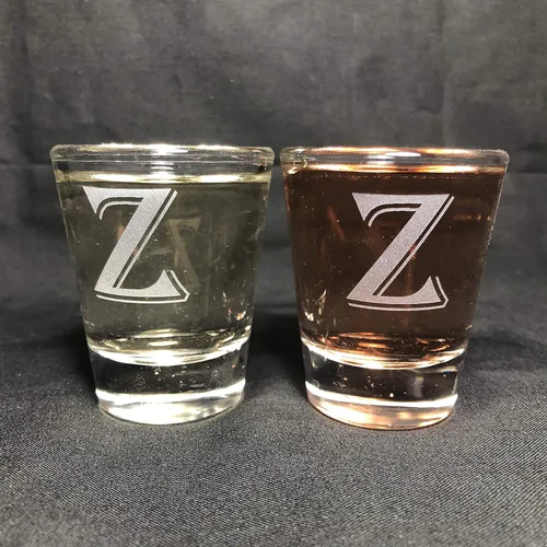 Miniatura 24 de Juego de 2 vasos de chupito con letras de monograma de 1.5 oz (B)