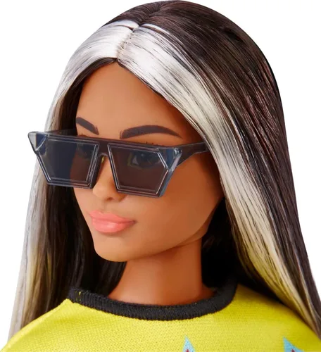 Miniatura 5 de Barbie Fashionistas Doll #179, Curvas con pelo largo resaltado, top corto de llama, falda a cuadros y accesorios que incluyen zapatillas y gafas