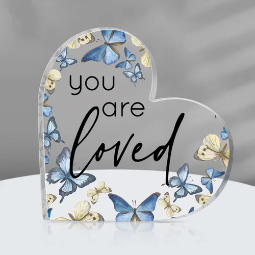 Yulejo Regalo inspirador de mariposa con texto en inglés "You Are Loved", recuerdo acrílico en forma de corazón con mariposas azules rústicas para