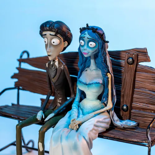 Miniatura 4 de Set Figura Víctor y Emily Sentados en Banco