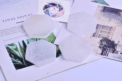 Miniatura 3 de AMOYSTONE 4 posavasos hexagonales pequeños de selenita marroquí y estación de carga de Reiki, placa de cristal plana/bandeja para equilibrio