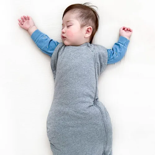 Miniatura 4 de Happiest Baby Sleepea Manta Envolvente Comforter - Manta Envolvente para Bebé de 100% Algodón Orgánico - Diseñada por Doctores Promueve el Grafito