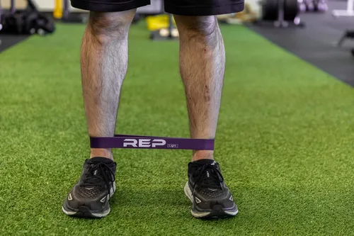 Miniatura 8 de REP Bandas de resistencia cortas de fitness para fuerza y acondicionamiento. Múltiples niveles de resistencia disponibles de 5 a 230 libras. Se