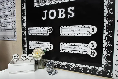 Miniatura 3 de Teacher Created Resources Borde enrollado recto blanco con lunares pintados en negro - 50 pies - Decora tablones de anuncios, paredes, escritorios