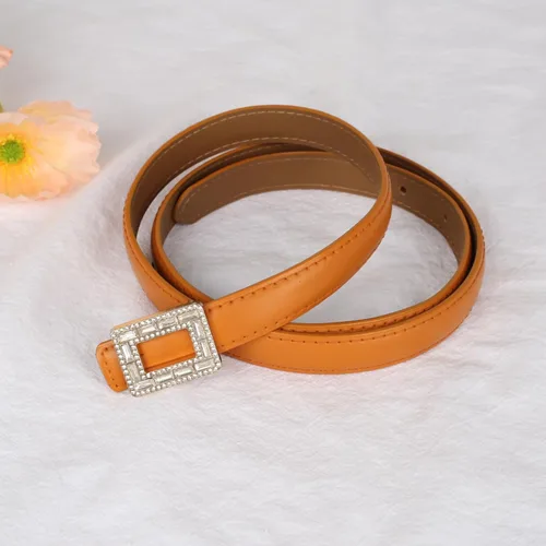 Miniatura 379 de Cinturón de cuero clásico con hebilla de metal para mujer con vestido de jeans