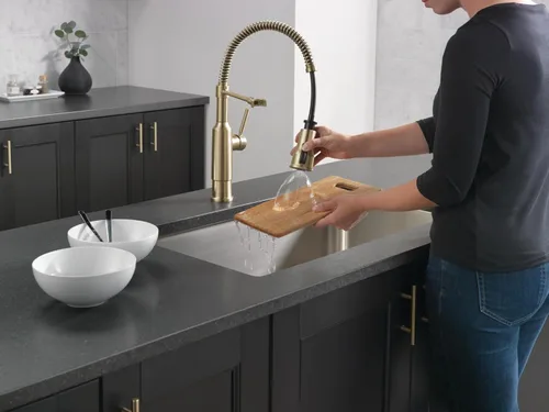 Miniatura 2 de DELTA - Grifo de cocina comercial Theodora Pro Style con rociador extraíble, grifo de fregadero de cocina de una sola perforación dorado cepillado