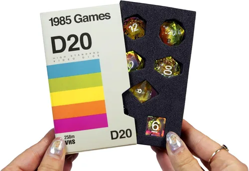 Miniatura 8 de 1985 Games Juego de dados D&D de borde afilado – Dados poliédricos de resina hechos a mano en caja retro VHS – 7 dados para TTRPG (Bola de Cristal)