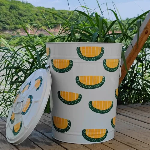Miniatura 8 de Bote de basura de metal pintado a mano con tapa, contenedor de reciclaje, organización de almacenamiento, cubo de basura grande decorativo, cubo