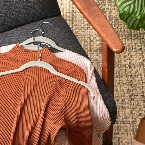 Miniatura 10 de Amazon Basics Perchas antideslizantes de terciopelo delgado que ahorran espacio para la organización del armario, gris/plata, paquete de 30