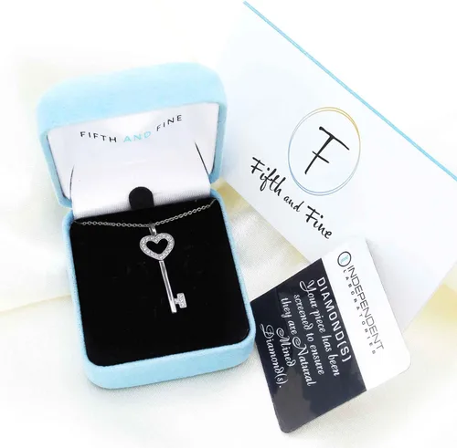Miniatura 6 de Fifth and Fine Juego de collar con llave de corazón de diamante de 0.10 quilates en plata de ley. Cada pieza viene con una cadena de cable de plata