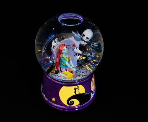 Miniatura 2 de Disney The Nightmare Before Christmas Jack & Sally - Globo de nieve iluminado con purpurina giratoria, precioso recuerdo, regalos y coleccionables