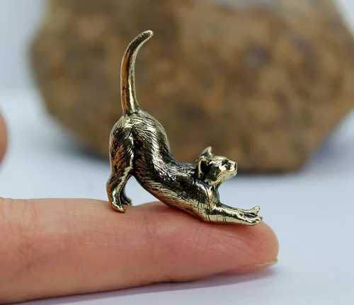 Miniatura 5 de Figura de gato estirada fundida a mano en latón, pequeño gatito, regalo coleccionable para amantes de los gatos, pequeña baratija decorativa de metal