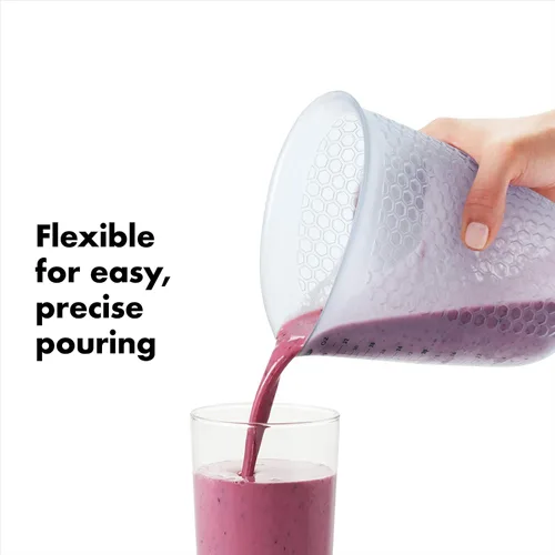 Miniatura 5 de 1 taza de medir de silicón para exprimir y verter, con patrón Stay-Cool, de la marca Oxo Good Grips, Transparente