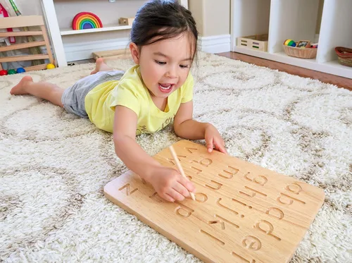 Miniatura 7 de Tablero de trazaso del alfabeto Montessori& Me, hecho de madera, letras de Montessori - Letras de madera - letras grandes para niños pequeños a
