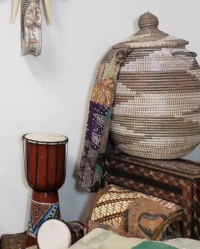 Miniatura 7 de Djembe decorativo de novedad de 6" de alto x 4" de ancho en la parte superior (Abstracto, 15.2 cm)