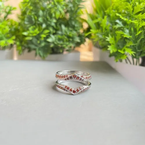 Miniatura 2 de Red Garnet - Anillo de refuerzo en forma de V para mujer, acabado en oro de 14 quilates, anillo de aniversario