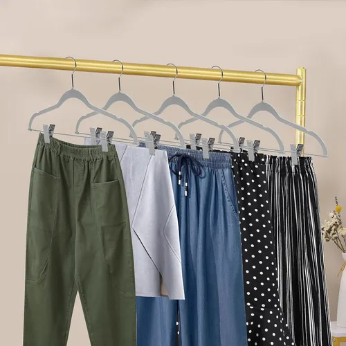 Miniatura 6 de Paquete de 20 perchas de plástico de calidad, no aterciopeladas, compactas y delgadas con clips de metal para faldas, pantalones, blusas, gancho Gris