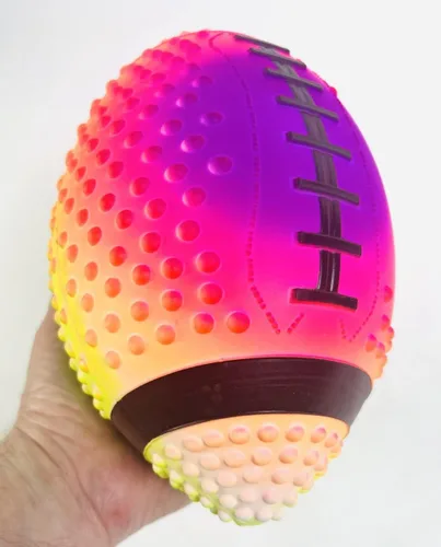 Miniatura 7 de Fútbol de práctica Regent de neón en colores arcoíris de 9" con espinas para mejor agarre, hecho de goma suave. Inflable, viene prelleno de aire
