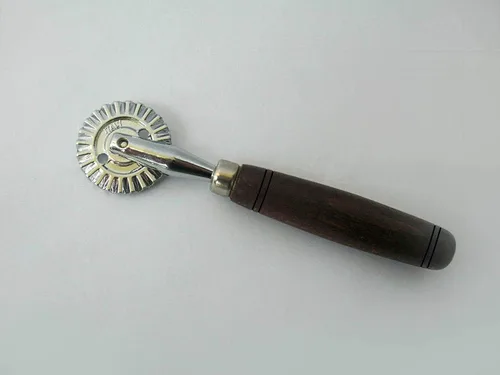 Miniatura 9 de Tredoni Rueda de pastelería de 1.6 pulgadas - cortador/engarzador de sellos de masa, fabricante de pasta/ravioli/pastel, rueda de acero inoxidable