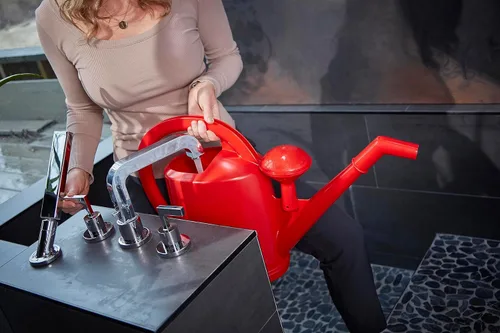 Miniatura 3 de Consolidated Plastics Regadera suiza duradera con protección UV, mango ergonómico para jardinería interior/exterior, fabricado en Suiza