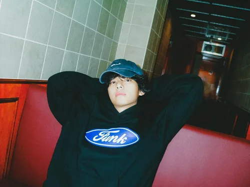 Miniatura 8 de BTS V Layover 1er álbum en solitario Weverse Álbumes Versión OutBox+1p Tarjeta QR+64p PhotoBook+16p Libro de Letras+5p PhotoCard+Seguimiento Sellado