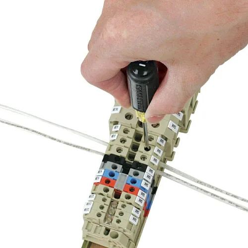 Miniatura 3 de Klein Tools Destornillador 612-4, fabricado en EE. UU., Destornillador de bloque de terminales de cabeza plana, punta de gabinete de 1/8 pulgadas