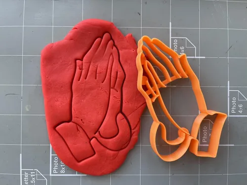 Miniatura 2 de Cortador de galletas con manos rezando