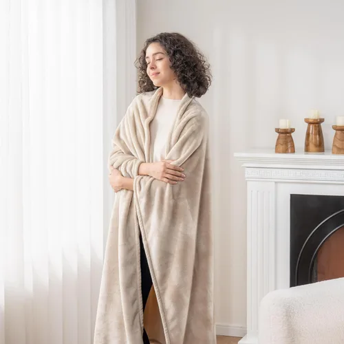Miniatura 6 de Berkshire Blanket Cobija de terciopelo VelvetLoft® clásica para cama tamaño King, ligera y suave, de felpa esponjosa para cama y sofá, color grano