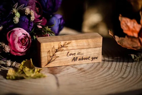 Miniatura 4 de LUNA MOTH Caja delgada de madera para anillos de boda, soporte de doble anillo de madera grabada para 2 anillos, caja rústica para propuesta