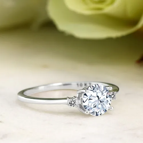 Miniatura 4 de Gem Stone King Anillo solitario de compromiso de oro blanco de 10 quilates con zafiro blanco y diamantes blancos para mujer (1.23 qttw)