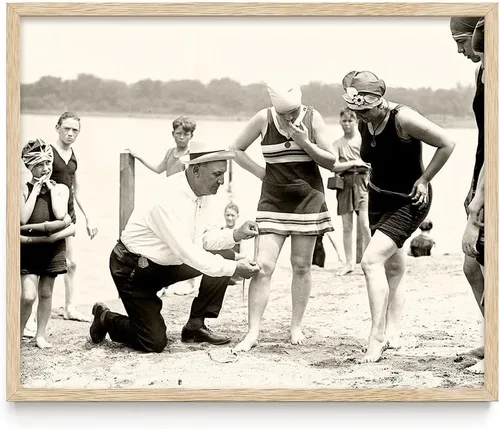 Miniatura 12 de Fotografía vintage de The Bathing Suit Cop de 11 x 14 pulgadas, impresión sin marco, escena histórica de la playa de los años 20, divertida