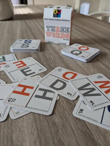 Miniatura 2 de Presenta: Tres Palabras O Menos - Un simple pero desafiante pequeño juego de palabras; Diseñado para 2-6 jugadores mayores de 13 años que son un