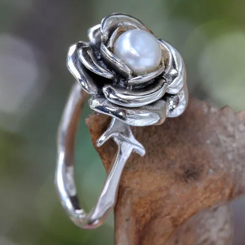 Miniatura 3 de NOVICA Anillo artesanal hecho a mano con flor de perla, plata de ley blanca, piedra natal floral de Indonesia, piedra natal de la paz corona de 0.4