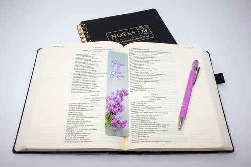 Miniatura 7 de Regalo del Hombre de Dios, Bolígrafo con Versículo Bíblico con Marcapáginas – 1 Timoteo 6:11 – Bolígrafos Bíblicos Inspiradores para Devoción