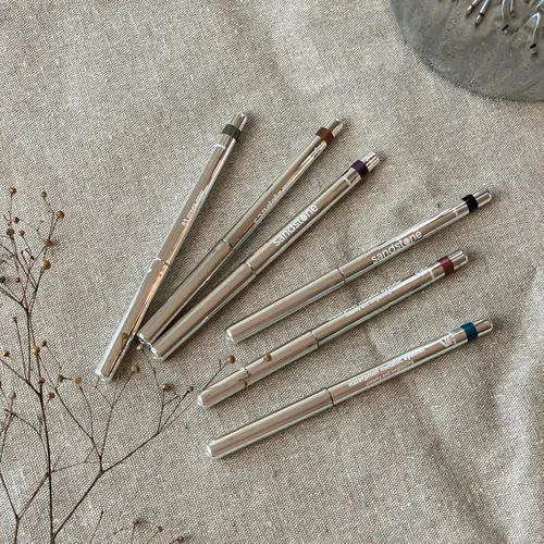 Miniatura 4 de Sandstone Scandinavia Lápiz delineador de ojos metálico hipoalergénico impermeable – Negro – Sin fragancia, vegano – Delineador de ojos a prueba