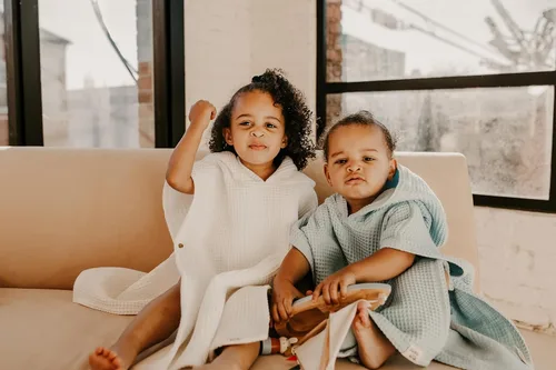 Miniatura 6 de Jade&Kai Toalla con capucha para bebés y niños pequeños, se ajusta a un poncho, gofre de algodón orgánico, ligera y absorbente, para baño, playa