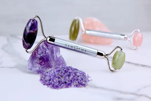 Miniatura 5 de Amatista + rodillo de jade para masaje facial y cuello, piedras preciosas dobles con mango de acero duradero y bolsa de viaje. Minimiza las arrugas