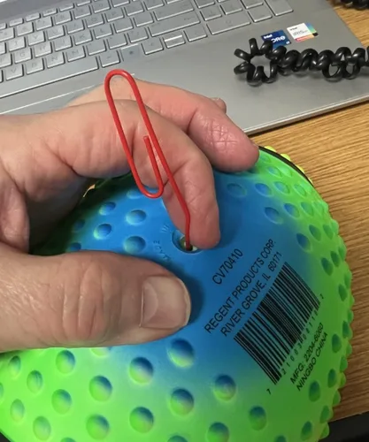 Miniatura 8 de Fútbol de práctica Regent de neón en colores arcoíris de 9" con espinas para mejor agarre, hecho de goma suave. Inflable, viene prelleno de aire