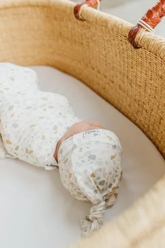 Miniatura 4 de Copper Pearl Gorro de bebé con nudo superior elástico suave Arlo