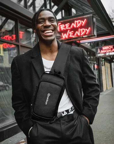 Miniatura 8 de Geanbun Bolso bandolera antirrobo para hombre, bandolera de piel sintética a la moda, mochila USB para el pecho para viajes