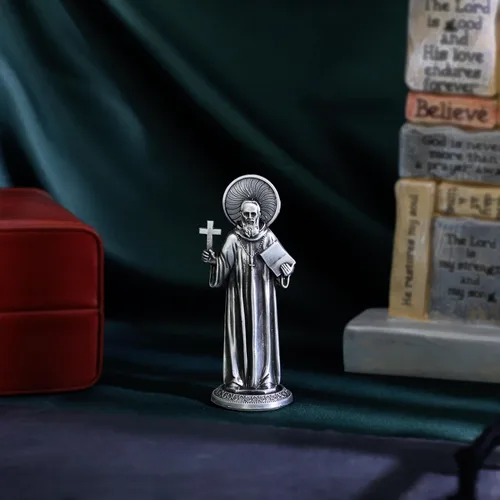 Miniatura 2 de KOMI Estatua de San Benito Sosteniendo Cruz y Regla Decoraciones para Tablero del Automóvil Bendice Regalo de Seguridad de Conducción