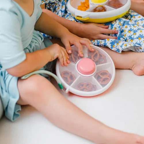 Miniatura 7 de GoBe Paquete de Spinner de Bocadillos Pequeño para Niños con Correa y Hoja de Adhesivos - Envase Reutilizable para Aperitivos con Dispensador de 5