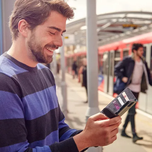 Miniatura 7 de Snugg Funda tipo cartera para iPhone 15 Plus – Funda plegable con 3 ranuras para tarjetas, cierre magnético y función de soporte para teléfono