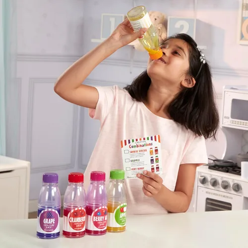 Miniatura 5 de Melissa & Doug Tip & Sip - Botellas de jugo de juguete y tarjeta de actividad (6 piezas) juego de comida de juego de simulación, comida de cocina