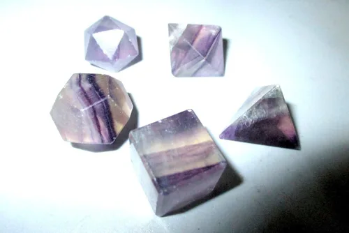 Juegos de geometría sagrada de flurita púrpura azabache, folleto gratuito Jet International Crystal Therapy 5 piedras platónico sólido sólido grado