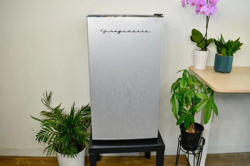 Miniatura 8 de Frigidaire Mini refrigerador retro, ahorro de energía, control de termostato ajustable, 3.1 pies cúbicos, negro-oro rosa