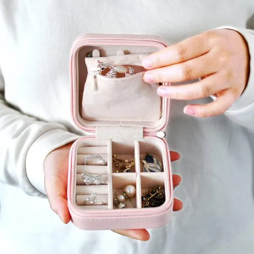 Miniatura 6 de HerFav Organizador de joyas de viaje, pequeño joyero, mini joyero portátil para anillos, aretes y collares para mujeres y niñas (rosa)