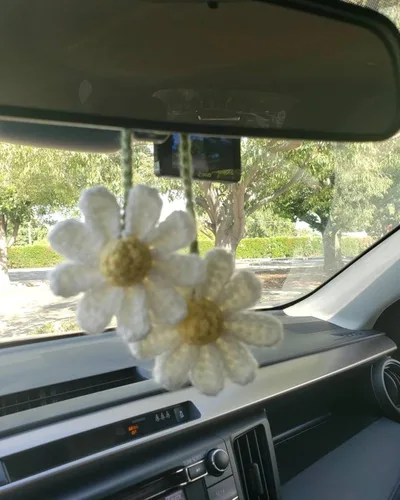 Miniatura 7 de Accesorios de automóvil con margaritas de ganchillo para mujeres y niñas, bonitos dijes colgantes para espejo retrovisor, hechos a mano, margarita